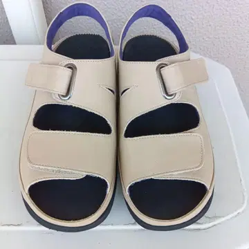 베이지 합성 피혁 오픈토 샌들