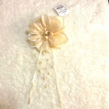 도쿄 소와르 꽃 모티브 코사지