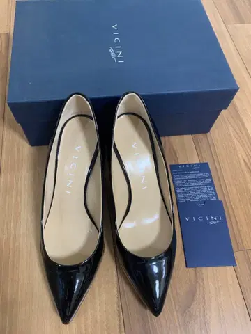 VICINI 블랙 에나멜 펌프스 36
