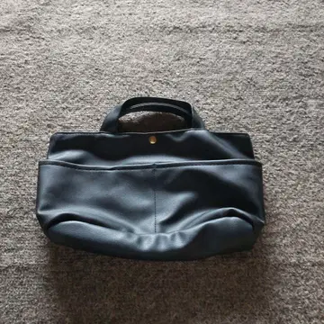 블랙 핸드백 심플한 디자인