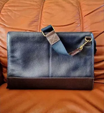 [ 새상품급 ] 클러치백 숄더 스트랩 포함 네이비 x 브라운 인조 가죽