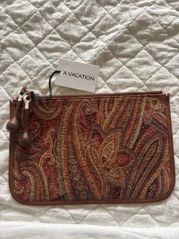 A VACATION LETTER 페이즐리 자카드 클러치