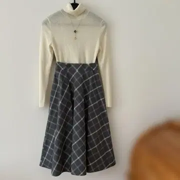 플레어 스커트 그레이와 화이트의 체크 무늬