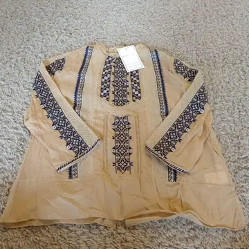 미사용 새상품 투모로우랜드 맥피 자수 블라우스