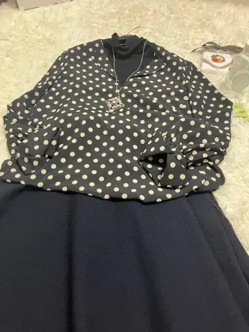 폭시 블랙과 베이지 도트 블라우스 추운 겨울에는 안에 이너 터틀을