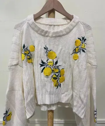 레몬 자수 화이트 니트 스웨터