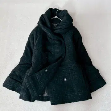 새상품급 INED 이네드 숄카라 다운 체크 블랙 S 상당