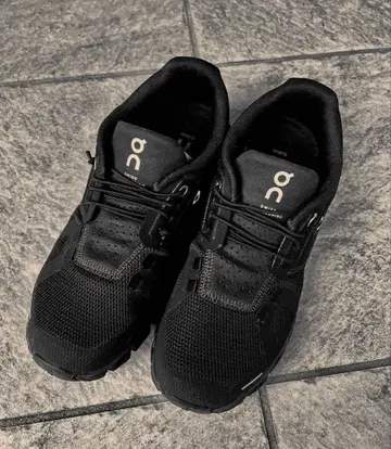 온 클라우드 5 블랙 스니커즈