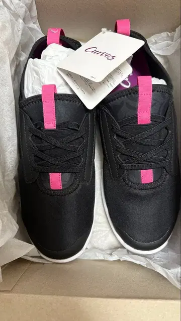 커브스 신발 블랙 핑크 스니커즈