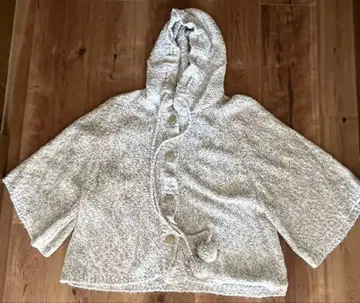 화이트 계열 후드 부착 니트 스웨터