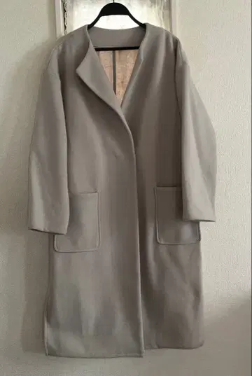 라이트 그레이 롱 코트 심플한 디자인