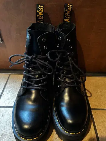 Dr. Martens 8홀 부츠