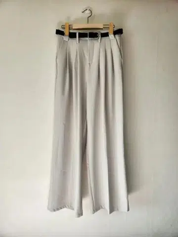 화이트 플리츠 와이드 팬츠