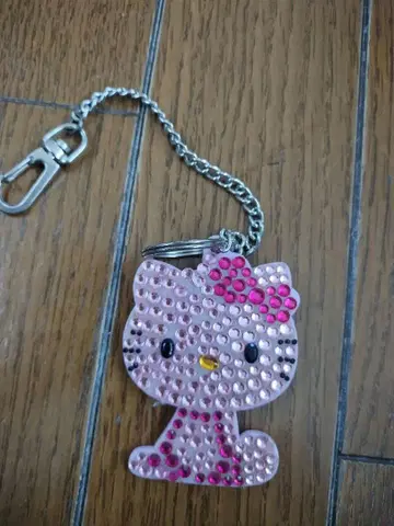 산리오 헬로키티 반짝이 스톤 부착 참 홀더 레트로 핑크