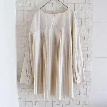 개럴개런트 긴팔 블라우스 백 플리츠 노카라 A라인