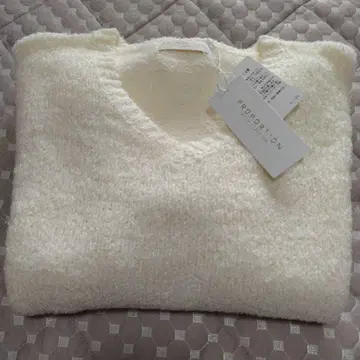 PROPORTION 아이보리 V넥 스웨터