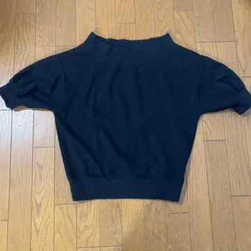 네이비 반팔 니트 박스 실루엣