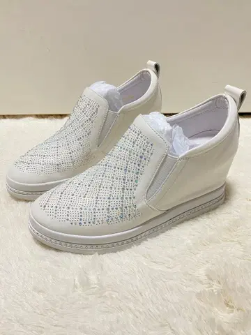 화이트 비쥬 장식 슬립온 스니커즈