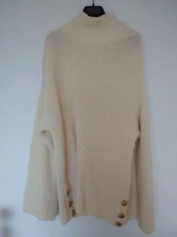 [새상품급] TICCA 아이보리 리브 터틀 스웨터