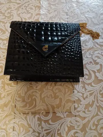 크로커다일풍 에나멜 클러치백