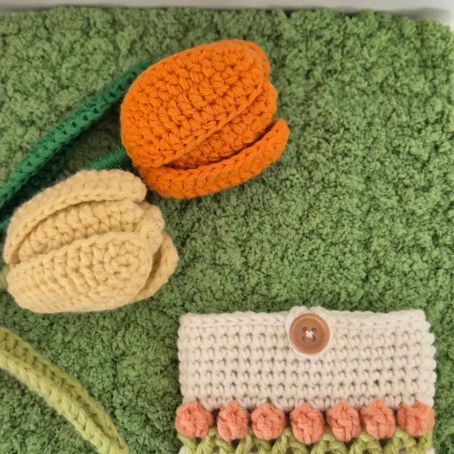 Hand-knitted plump tulip crochet card wallet pouch