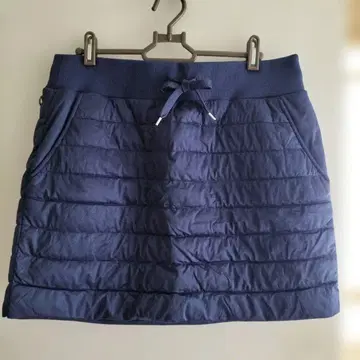 어디에나 잘 어울리는 네이비 충전솜 스커트
