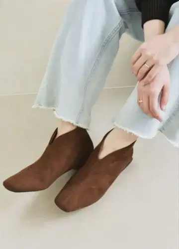 SHIPS quaranciel V컷 스퀘어토 숏 부츠