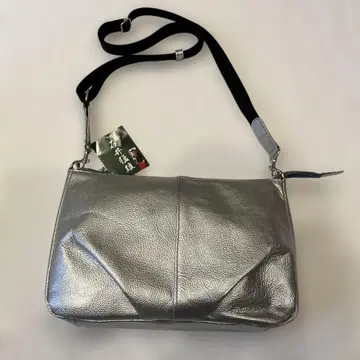 [새상품] 실버 소가죽 숄더백
