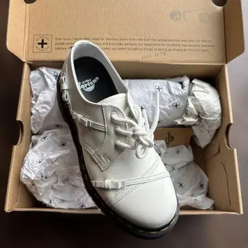 [새상품] Dr. Martens 화이트 로퍼