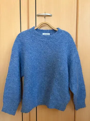 푹신푹신 소재 파랑 크루넥 스웨터