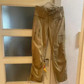 베이지 카고 팬츠 지퍼 포켓 포함