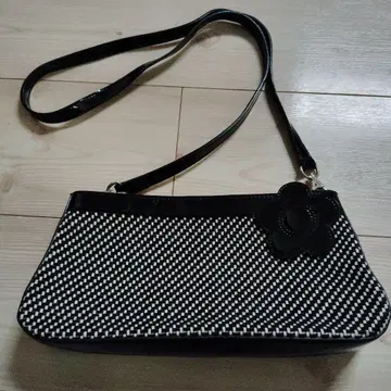 화이트 블랙 체크 무늬 핸드백. 매우 아름답습니다.