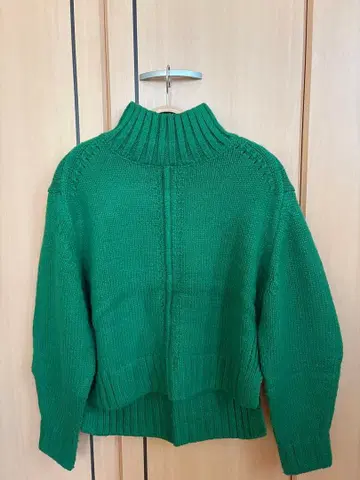 그린 터틀넥 니트 스웨터