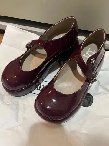 by 키다리 아저씨 통굽 오디 스트랩 펌프스