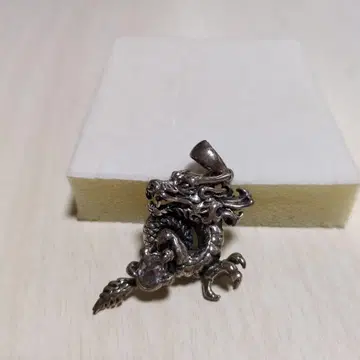 실버 드래곤 목걸이 탑