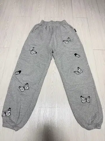 ODD ONE OUT 나비 자수 스웨트 팬츠 FREE