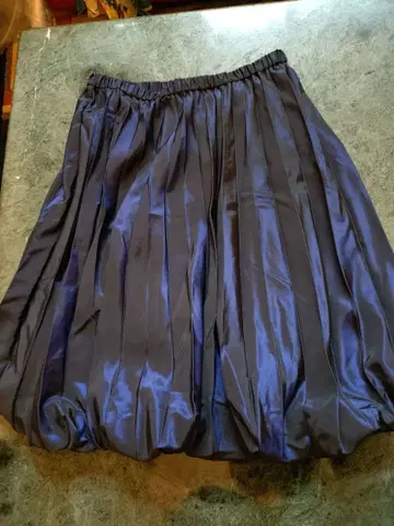 새상품 노코오노 네이비 새틴 플리츠풍 벌룬 플레어 스커트 무릎 기장