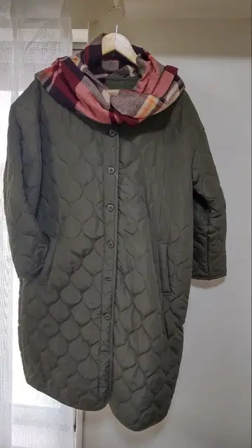 올리브 퀼팅 코트 체크 머플러