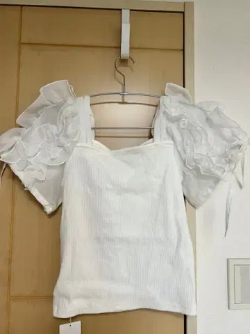 dazzlin 프릴이 달린 화이트 반팔 상의