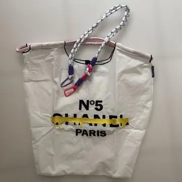 볼 체인 같은 C 자수 에코백 화이트