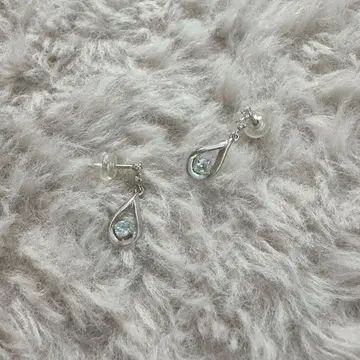 티어드롭형 실버 귀걸이