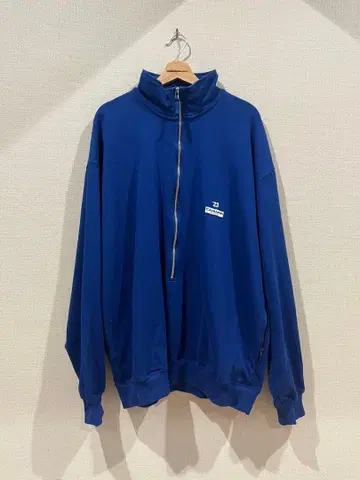 CAHLUMN 블루 하프 지퍼 맨투맨