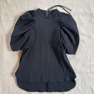 ELENDEEK 블랙 퍼프 슬리브 상의