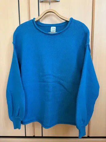 파란색 니트 긴팔 스웨터