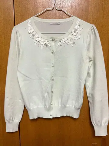 [ 새상품급 ] 플라워 자수 펄 버튼 가디건