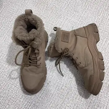 브라운 퍼가 달린 캐주얼 부츠