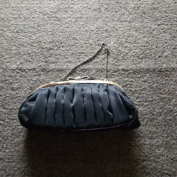 블랙 새틴 클러치백 꽃 장식 포함