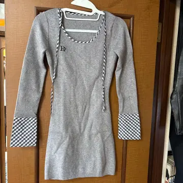 그레이 니트 원피스 긴팔 D로고