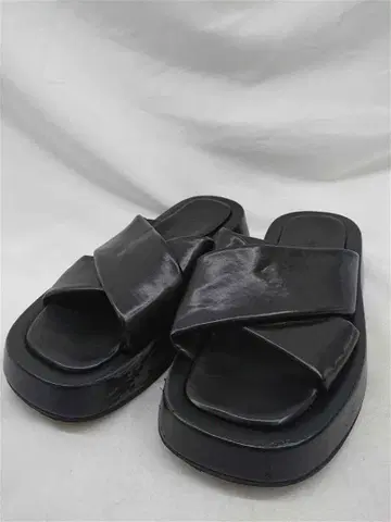 니나투웬티에이트 크로스 가죽 샌들 블랙 계열 24.5cm 통굽