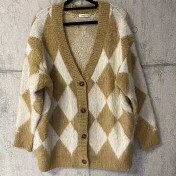 프릭스 스토어 베이지와 화이트의 다이아몬드 무늬 가디건